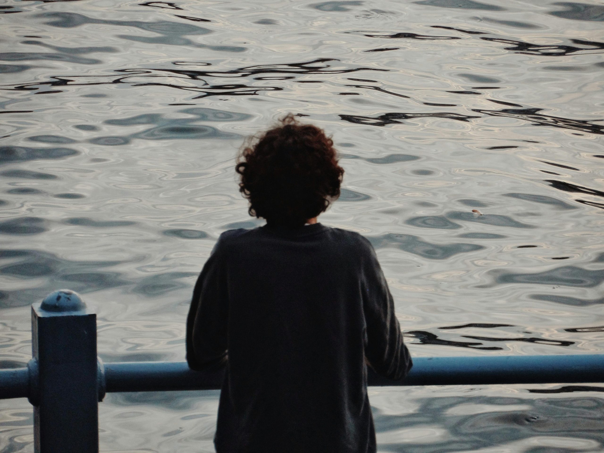 Persona contemplando el mar